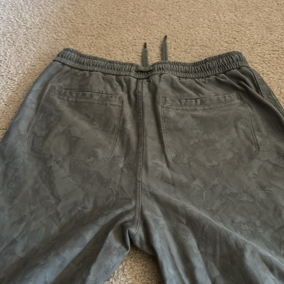 Athleta sz 12 tall print farallon jogger. Green camo-ish print - Picture 4 of 4